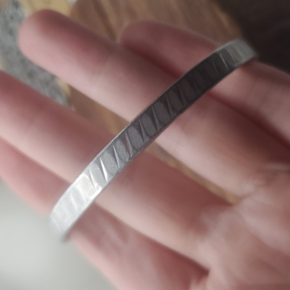 B2212 silver etched bracet - Picture 2 of 2